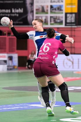 Nieke Kuehne (HSG Blomberg-Lippe, 09) gegen Svenja Huebner (TusSies Metzingen, 26) TusSies Metzingen vs. HSG Blomberg-Lippe, Handball, Alsco HBF, 13.Ligaspieltag, Saison 2025 2026, 14.01.2026 TusSies Metzingen vs. HSG Blomberg-Lippe, Handball, Alsco HBF, 13.Ligaspieltag, Saison 2025 2026, 14.01.2026 Tuebingen Copyright: xEibner-Pressefoto TobiasxBaurx EP_TBR