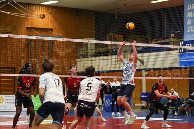 Severin Brandt (ASV Dachau, 22) mit Ball, mit Alex King (ASV Dachau, 05) und Will Kuhns (ASV Dachau, 17), mit Nyherowo Omene (Barock Volleys MTV Ludwigsburg, 16), Jan Huber (Barock Volleys MTV Ludwigsburg, 05) und Tim Koepfli (Barock Volleys MTV Ludwigsburg, 07), GER, ASV Dachau vs. Barock Volleys MTV Ludwigsburg, Volleyball, 1. Bundesliga, Saison 2025 2026, 14.01.2026, GER, ASV Dachau vs. Barock Volleys MTV Ludwigsburg, Volleyball, 1. Bundesliga, Saison 2025 2026, 14.01.2026 Dachau Copyright: xEibner-Pressefoto JennixMaulx EP_JML