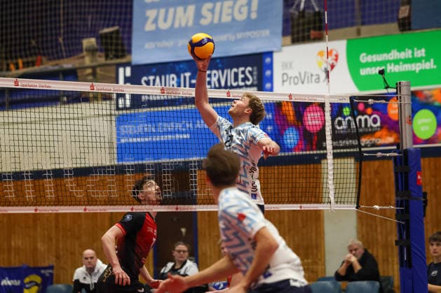 Severin Brandt (ASV Dachau, 22) mit Tim Koepfli (Barock Volleys MTV Ludwigsburg, 07), GER, ASV Dachau vs. Barock Volleys MTV Ludwigsburg, Volleyball, 1. Bundesliga, Saison 2025 2026, 14.01.2026, GER, ASV Dachau vs. Barock Volleys MTV Ludwigsburg, Volleyball, 1. Bundesliga, Saison 2025 2026, 14.01.2026 Dachau Copyright: xEibner-Pressefoto JennixMaulx EP_JML