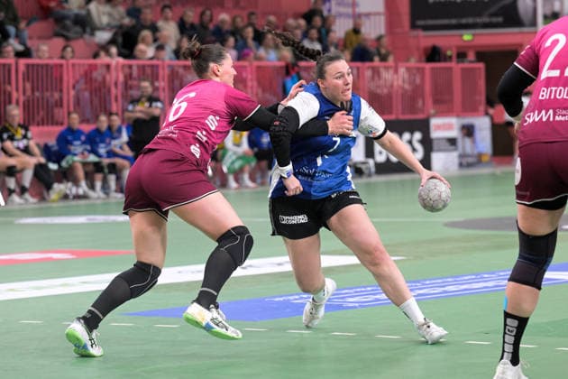 Diana Doegg Magnusdottir (HSG Blomberg-Lippe, 07) gegen Svenja Huebner (TusSies Metzingen, 26) TusSies Metzingen vs. HSG Blomberg-Lippe, Handball, Alsco HBF, 13.Ligaspieltag, Saison 2025 2026, 14.01.2026 TusSies Metzingen vs. HSG Blomberg-Lippe, Handball, Alsco HBF, 13.Ligaspieltag, Saison 2025 2026, 14.01.2026 Tuebingen Copyright: xEibner-Pressefoto TobiasxBaurx EP_TBR