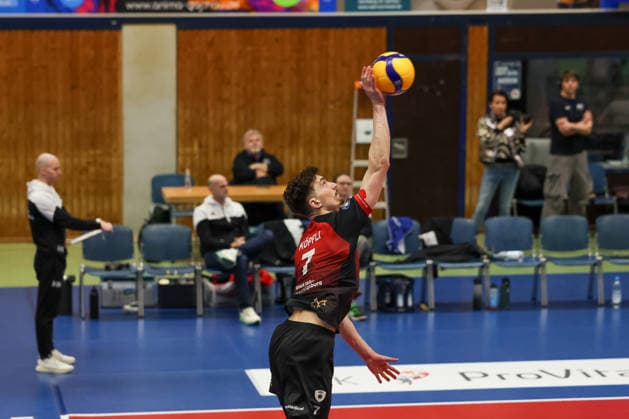 Tim Koepfli (Barock Volleys MTV Ludwigsburg, 07) beim Aufschlag, GER, ASV Dachau vs. Barock Volleys MTV Ludwigsburg, Volleyball, 1. Bundesliga, Saison 2025 2026, 14.01.2026, GER, ASV Dachau vs. Barock Volleys MTV Ludwigsburg, Volleyball, 1. Bundesliga, Saison 2025 2026, 14.01.2026 Dachau Copyright: xEibner-Pressefoto JennixMaulx EP_JML