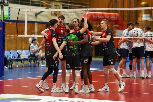 Das Team der Barock Volley bejubelt einen Punktgewinn. GER, ASV Dachau vs. Barock Volleys MTV Ludwigsburg, Volleyball, 1. Bundesliga, Saison 2025 2026, 14.01.2026, GER, ASV Dachau vs. Barock Volleys MTV Ludwigsburg, Volleyball, 1. Bundesliga, Saison 2025 2026, 14.01.2026 Dachau Copyright: xEibner-Pressefoto JennixMaulx EP_JML