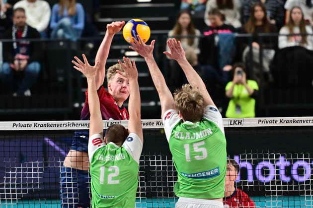 GER; 1.VBL, SVG Lueneburg vs TSV Haching Muenchen 14.01.2026, LKH Arena, Lueneburg, GER; 1. VBL, SVG Lueneburg vs TSV Haching Muenchen im Bild Axel Valentin Enlund (lLueneburg 17) versucht sich gegen Noel Simon Jakob Krassnig (Haching 12) und Jakub Klajmon (Haching 15) durchzusetzen