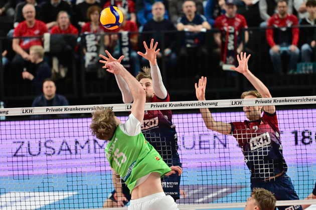 GER; 1.VBL, SVG Lueneburg vs TSV Haching Muenchen 14.01.2026, LKH Arena, Lueneburg, GER; 1. VBL, SVG Lueneburg vs TSV Haching Muenchen im Bild Jackson Clifford Howe (Lueneburg 06) und Daniel Gruvaeus (lLueneburg 02) versuchen sich gegen Jakub Klajmon (Haching 15) durchzusetzen