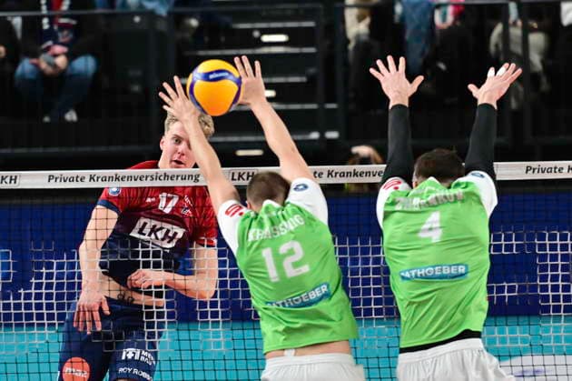 GER; 1.VBL, SVG Lueneburg vs TSV Haching Muenchen 14.01.2026, LKH Arena, Lueneburg, GER; 1. VBL, SVG Lueneburg vs TSV Haching Muenchen im Bild Axel Valentin Enlund (lLueneburg 17) versucht sich gegen Noel Simon Jakob Krassnig (Haching 12) und Alexej Zhbankov (Haching 04) durchzusetzen