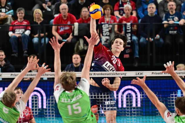 GER; 1.VBL, SVG Lueneburg vs TSV Haching Muenchen 14.01.2026, LKH Arena, Lueneburg, GER; 1. VBL, SVG Lueneburg vs TSV Haching Muenchen im Bild Ethan Champlin (Lueneburg 20) versucht sich gegen Jakub Klajmon (Haching 15) durchzusetzen