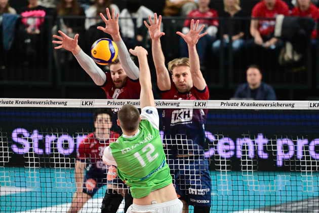 GER; 1.VBL, SVG Lueneburg vs TSV Haching Muenchen 14.01.2026, LKH Arena, Lueneburg, GER; 1. VBL, SVG Lueneburg vs TSV Haching Muenchen im Bild Jackson Clifford Howe (Lueneburg 06) und Daniel Gruvaeus (lLueneburg 02) versuchen sich gegen Noel Simon Jakob Krassnig (Haching 12) durchzusetzen