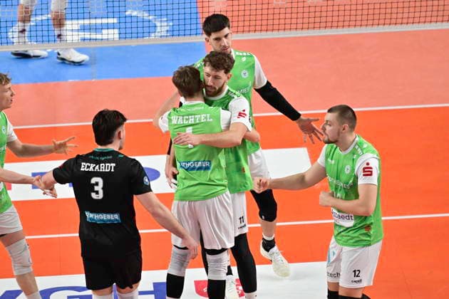 GER; 1.VBL, SVG Lueneburg vs TSV Haching Muenchen 14.01.2026, LKH Arena, Lueneburg, GER; 1. VBL, SVG Lueneburg vs TSV Haching Muenchen im Bild die Hachinger Mannschaft jubelt