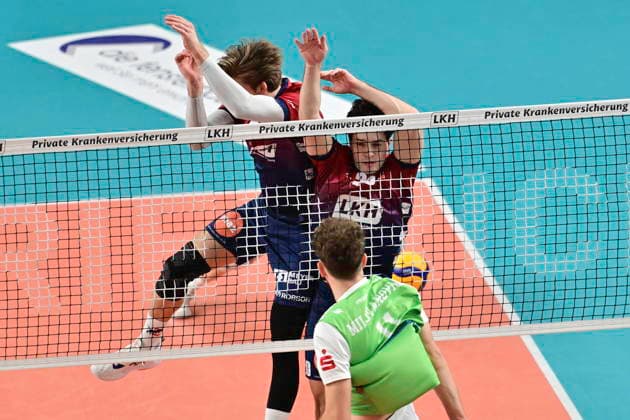 GER; 1.VBL, SVG Lueneburg vs TSV Haching Muenchen 14.01.2026, LKH Arena, Lueneburg, GER; 1. VBL, SVG Lueneburg vs TSV Haching Muenchen im Bild Jackson Clifford Howe (Lueneburg 06) und Ethan Champlin (Lueneburg 20) versuchen sich gegen Marko Milovanovic (Haching 11) durchzusetzen