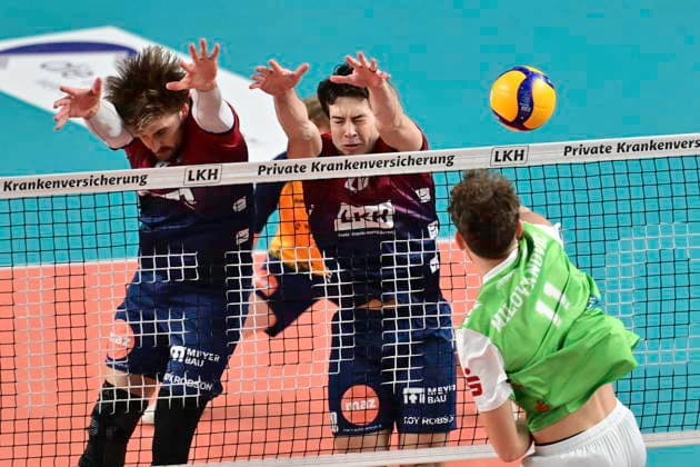 GER; 1.VBL, SVG Lueneburg vs TSV Haching Muenchen 14.01.2026, LKH Arena, Lueneburg, GER; 1. VBL, SVG Lueneburg vs TSV Haching Muenchen im Bild Jackson Clifford Howe (Lueneburg 06) und Ethan Champlin (Lueneburg 20) versuchen sich gegen Marko Milovanovic (Haching 11) durchzusetzen