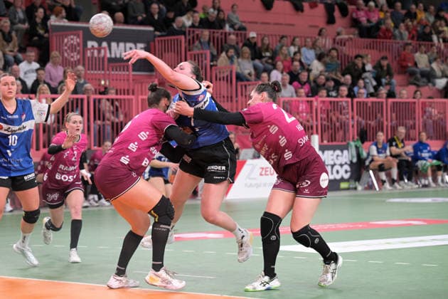 Diana Doegg Magnusdottir (HSG Blomberg-Lippe, 07) gegen Carolin Huebner (TusSies Metzingen, 56) und Svenja Huebner (TusSies Metzingen, 26) TusSies Metzingen vs. HSG Blomberg-Lippe, Handball, Alsco HBF, 13.Ligaspieltag, Saison 2025 2026, 14.01.2026 TusSies Metzingen vs. HSG Blomberg-Lippe, Handball, Alsco HBF, 13.Ligaspieltag, Saison 2025 2026, 14.01.2026 Tuebingen Copyright: xEibner-Pressefoto TobiasxBaurx EP_TBR