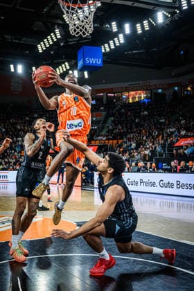 Nike Sibande (niners Chemnitz), Malik Osborne (ratiopharm ulm) und Kostja Mushidi (niners Chemnitz) im Zweikampf waehrend des EuroCup spiels zwischen ratiopharm ulm v niners Chemnitz in der ratiopharm Arena am 14. January 2026 in Neu-Ulm, Deutschland. (Foto von Harry Langer DeFodi Images) +++ Nike Sibande (niners Chemnitz), Malik Osborne (ratiopharm ulm) und Kostja Mushidi (niners Chemnitz) battle for the ball during the EuroCup match between ratiopharm ulm v niners Chemnitz at ratiopharm Arena on January 14, 2026 in Neu-Ulm, Germany. (Photo by Harry Langer DeFodi Images) (Photo by Harry Langer DeFodi Images) -