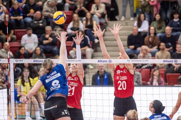 Istanbuler Block aus Roberta Ratzke (THY Istanbul, 21) und Bahar Akbay (THY Istanbul, 20) versucht Ball von Eleanor Holthaus (Allianz MTV Stuttgart, 08) abzuwehren GER, Allianz MTV Stuttgart - THY Istanbul, CEV Volleyball Cup 2026 Achtelfinale, CEV, Spielzeit 2025 2026, 14.01.2026 GER, Allianz MTV Stuttgart - THY Istanbul, CEV Volleyball Cup 2026 Achtelfinale, CEV, Spielzeit 2025 2026, 14.01.2026 Stuttgart Copyright: xSandyxDinkelackerx EP_SDR