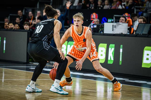 Kaza Kajami-Keane (niners Chemnitz) und Teo Milicic (ratiopharm ulm) im Zweikampf waehrend des EuroCup spiels zwischen ratiopharm ulm v niners Chemnitz in der ratiopharm Arena am 14. January 2026 in Neu-Ulm, Deutschland. (Foto von Harry Langer DeFodi Images) +++ Kaza Kajami-Keane (niners Chemnitz) und Teo Milicic (ratiopharm ulm) battle for the ball during the EuroCup match between ratiopharm ulm v niners Chemnitz at ratiopharm Arena on January 14, 2026 in Neu-Ulm, Germany. (Photo by Harry Langer DeFodi Images) (Photo by Harry Langer DeFodi Images) -
