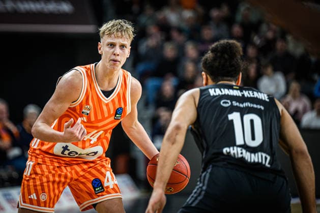 Teo Milicic (ratiopharm ulm) und Kaza Kajami-Keane (niners Chemnitz) im Zweikampf waehrend des EuroCup spiels zwischen ratiopharm ulm v niners Chemnitz in der ratiopharm Arena am 14. January 2026 in Neu-Ulm, Deutschland. (Foto von Harry Langer DeFodi Images) +++ Teo Milicic (ratiopharm ulm) und Kaza Kajami-Keane (niners Chemnitz) battle for the ball during the EuroCup match between ratiopharm ulm v niners Chemnitz at ratiopharm Arena on January 14, 2026 in Neu-Ulm, Germany. (Photo by Harry Langer DeFodi Images) (Photo by Harry Langer DeFodi Images) -