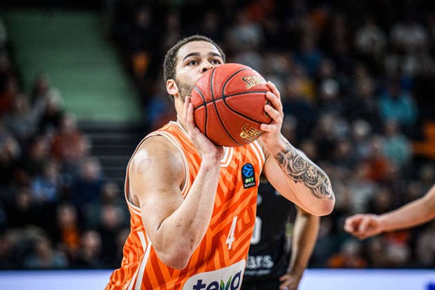 Christopher Ledlum (ratiopharm ulm) in Aktion, am Ball, Einzelaktion waehrend des EuroCup spiels zwischen ratiopharm ulm v niners Chemnitz in der ratiopharm Arena am 14. January 2026 in Neu-Ulm, Deutschland. (Foto von Harry Langer DeFodi Images) +++ Christopher Ledlum (ratiopharm ulm) controls the Ball during the EuroCup match between ratiopharm ulm v niners Chemnitz at ratiopharm Arena on January 14, 2026 in Neu-Ulm, Germany. (Photo by Harry Langer DeFodi Images) (Photo by Harry Langer DeFodi Images) -