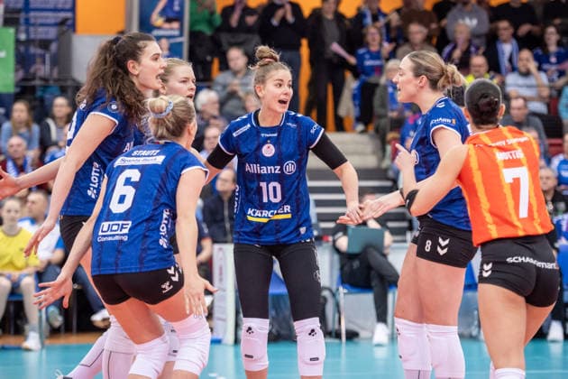 Pia Kaestner (Allianz MTV Stuttgart, 10), Mitte und Team - sichtlich erfreut ueber Spielverlauf GER, Allianz MTV Stuttgart - THY Istanbul, CEV Volleyball Cup 2026 Achtelfinale, CEV, Spielzeit 2025 2026, 14.01.2026 GER, Allianz MTV Stuttgart - THY Istanbul, CEV Volleyball Cup 2026 Achtelfinale, CEV, Spielzeit 2025 2026, 14.01.2026 Stuttgart Copyright: xSandyxDinkelackerx EP_SDR