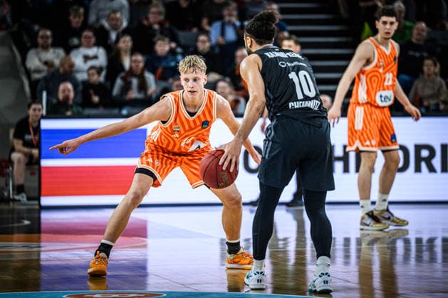 Teo Milicic (ratiopharm ulm) und Kaza Kajami-Keane (niners Chemnitz) im Zweikampf waehrend des EuroCup spiels zwischen ratiopharm ulm v niners Chemnitz in der ratiopharm Arena am 14. January 2026 in Neu-Ulm, Deutschland. (Foto von Harry Langer DeFodi Images) +++ Teo Milicic (ratiopharm ulm) und Kaza Kajami-Keane (niners Chemnitz) battle for the ball during the EuroCup match between ratiopharm ulm v niners Chemnitz at ratiopharm Arena on January 14, 2026 in Neu-Ulm, Germany. (Photo by Harry Langer DeFodi Images) (Photo by Harry Langer DeFodi Images) -