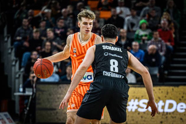 Tobias Jensen (ratiopharm ulm) und Jordan Schakel (niners Chemnitz) im Zweikampf waehrend des EuroCup spiels zwischen ratiopharm ulm v niners Chemnitz in der ratiopharm Arena am 14. January 2026 in Neu-Ulm, Deutschland. (Foto von Harry Langer DeFodi Images) +++ Tobias Jensen (ratiopharm ulm) und Jordan Schakel (niners Chemnitz) battle for the ball during the EuroCup match between ratiopharm ulm v niners Chemnitz at ratiopharm Arena on January 14, 2026 in Neu-Ulm, Germany. (Photo by Harry Langer DeFodi Images) (Photo by Harry Langer DeFodi Images) -