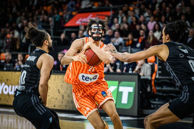 Kaza Kajami-Keane (niners Chemnitz), Alec Anigbata (ratiopharm ulm) und Kevin Yebo (niners Chemnitz) im Zweikampf waehrend des EuroCup spiels zwischen ratiopharm ulm v niners Chemnitz in der ratiopharm Arena am 14. January 2026 in Neu-Ulm, Deutschland. (Foto von Harry Langer DeFodi Images) +++ Kaza Kajami-Keane (niners Chemnitz), Alec Anigbata (ratiopharm ulm) und Kevin Yebo (niners Chemnitz) battle for the ball during the EuroCup match between ratiopharm ulm v niners Chemnitz at ratiopharm Arena on January 14, 2026 in Neu-Ulm, Germany. (Photo by Harry Langer DeFodi Images) (Photo by Harry Langer DeFodi Images) -