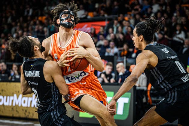 Kaza Kajami-Keane (niners Chemnitz), Alec Anigbata (ratiopharm ulm) und Kevin Yebo (niners Chemnitz) im Zweikampf waehrend des EuroCup spiels zwischen ratiopharm ulm v niners Chemnitz in der ratiopharm Arena am 14. January 2026 in Neu-Ulm, Deutschland. (Foto von Harry Langer DeFodi Images) +++ Kaza Kajami-Keane (niners Chemnitz), Alec Anigbata (ratiopharm ulm) und Kevin Yebo (niners Chemnitz) battle for the ball during the EuroCup match between ratiopharm ulm v niners Chemnitz at ratiopharm Arena on January 14, 2026 in Neu-Ulm, Germany. (Photo by Harry Langer DeFodi Images) (Photo by Harry Langer DeFodi Images) -