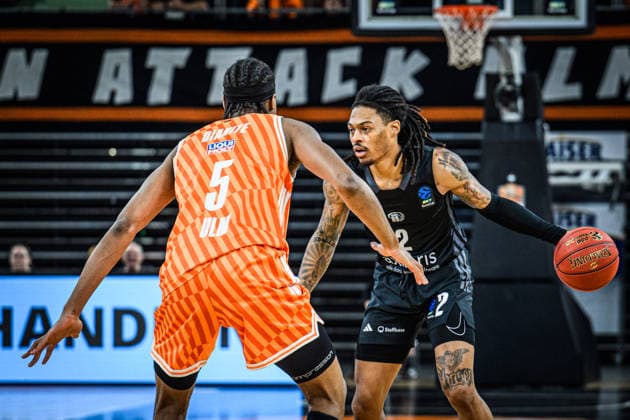 Mohamed Diakite (ratiopharm ulm) und Nike Sibande (niners Chemnitz) im Zweikampf waehrend des EuroCup spiels zwischen ratiopharm ulm v niners Chemnitz in der ratiopharm Arena am 14. January 2026 in Neu-Ulm, Deutschland. (Foto von Harry Langer DeFodi Images) +++ Mohamed Diakite (ratiopharm ulm) und Nike Sibande (niners Chemnitz) battle for the ball during the EuroCup match between ratiopharm ulm v niners Chemnitz at ratiopharm Arena on January 14, 2026 in Neu-Ulm, Germany. (Photo by Harry Langer DeFodi Images) (Photo by Harry Langer DeFodi Images) -