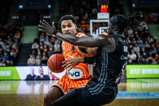 Justin Simon (ratiopharm ulm) und Aher Uguak (niners Chemnitz) im Zweikampf waehrend des EuroCup spiels zwischen ratiopharm ulm v niners Chemnitz in der ratiopharm Arena am 14. January 2026 in Neu-Ulm, Deutschland. (Foto von Harry Langer DeFodi Images) +++ Justin Simon (ratiopharm ulm) und Aher Uguak (niners Chemnitz) battle for the ball during the EuroCup match between ratiopharm ulm v niners Chemnitz at ratiopharm Arena on January 14, 2026 in Neu-Ulm, Germany. (Photo by Harry Langer DeFodi Images) (Photo by Harry Langer DeFodi Images) -