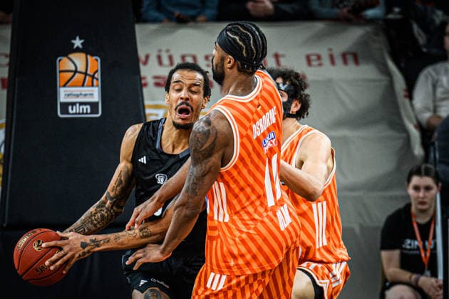 Kevin Yebo (niners Chemnitz), Malik Osborne (ratiopharm ulm) und Alec Anigbata (ratiopharm ulm) im Zweikampf waehrend des EuroCup spiels zwischen ratiopharm ulm v niners Chemnitz in der ratiopharm Arena am 14. January 2026 in Neu-Ulm, Deutschland. (Foto von Harry Langer DeFodi Images) +++ Kevin Yebo (niners Chemnitz), Malik Osborne (ratiopharm ulm) und Alec Anigbata (ratiopharm ulm) battle for the ball during the EuroCup match between ratiopharm ulm v niners Chemnitz at ratiopharm Arena on January 14, 2026 in Neu-Ulm, Germany. (Photo by Harry Langer DeFodi Images) (Photo by Harry Langer DeFodi Images) -