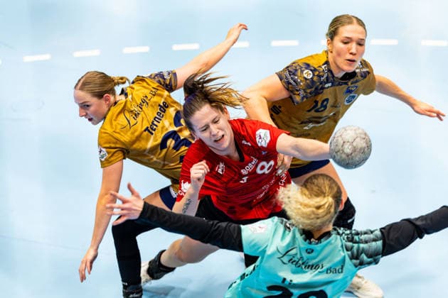 Sport Bilder des Tages 14.01.2026, GER, Handball, Frauen, Saison 2025 2026, Alsco 1.Bl, 13.Spieltag, Thueringer HC - Buxtehuder SV Isa Ternede (Buxtehuder SV), Julie Holm (Thueringer HC,8), Johanna Andresen (Buxtehuder SV) 99947 Bad Langensalza Salza Halle Sporthalle Mehrz Thüringen Deutschland
