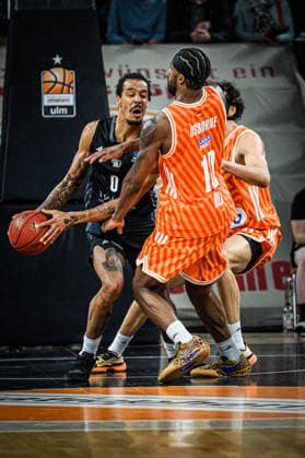 Kevin Yebo (niners Chemnitz) und Malik Osborne (ratiopharm ulm) im Zweikampf waehrend des EuroCup spiels zwischen ratiopharm ulm v niners Chemnitz in der ratiopharm Arena am 14. January 2026 in Neu-Ulm, Deutschland. (Foto von Harry Langer DeFodi Images) +++ Kevin Yebo (niners Chemnitz) und Malik Osborne (ratiopharm ulm) battle for the ball during the EuroCup match between ratiopharm ulm v niners Chemnitz at ratiopharm Arena on January 14, 2026 in Neu-Ulm, Germany. (Photo by Harry Langer DeFodi Images) (Photo by Harry Langer DeFodi Images) -