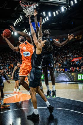 Malik Osborne (ratiopharm ulm), Kevin Yebo (niners Chemnitz) und Amadou Sow (niners Chemnitz) im Zweikampf waehrend des EuroCup spiels zwischen ratiopharm ulm v niners Chemnitz in der ratiopharm Arena am 14. January 2026 in Neu-Ulm, Deutschland. (Foto von Harry Langer DeFodi Images) +++ Malik Osborne (ratiopharm ulm), Kevin Yebo (niners Chemnitz) und Amadou Sow (niners Chemnitz) battle for the ball during the EuroCup match between ratiopharm ulm v niners Chemnitz at ratiopharm Arena on January 14, 2026 in Neu-Ulm, Germany. (Photo by Harry Langer DeFodi Images) (Photo by Harry Langer DeFodi Images) -