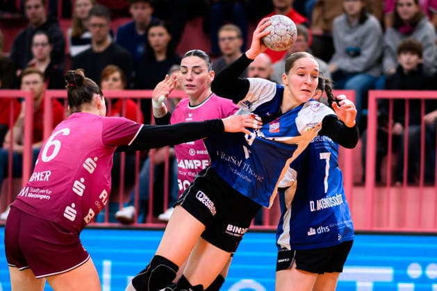 Handball: Bundesliga Frauen, TuS Metzingen - HSG Blomberg-Lippe v. li. im Zweikampf Svenja Huebner Hübner (Metzingen) und Nieke Kühne Kuehne (Blomberg) Tuebingen Paul-Horn Arena Baden-Württemberg Deutschland