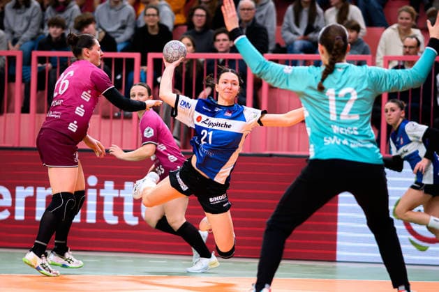 Handball: Bundesliga Frauen, TuS Metzingen - HSG Blomberg-Lippe v.li. Svenja Huebner Hübner (Metzingen), Nuria Bucher (Blomberg), Torhueterin Marie Weiss (Metzingen) Tuebingen Paul-Horn Arena Baden-Württemberg Deutschland