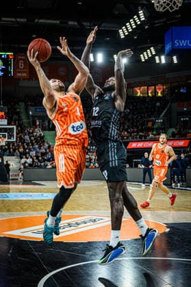 Christopher Ledlum (ratiopharm ulm) und Amadou Sow (niners Chemnitz) im Zweikampf waehrend des EuroCup spiels zwischen ratiopharm ulm v niners Chemnitz in der ratiopharm Arena am 14. January 2026 in Neu-Ulm, Deutschland. (Foto von Harry Langer DeFodi Images) +++ Christopher Ledlum (ratiopharm ulm) und Amadou Sow (niners Chemnitz) battle for the ball during the EuroCup match between ratiopharm ulm v niners Chemnitz at ratiopharm Arena on January 14, 2026 in Neu-Ulm, Germany. (Photo by Harry Langer DeFodi Images) (Photo by Harry Langer DeFodi Images) -