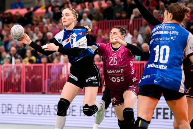 Handball: Bundesliga Frauen, TuS Metzingen - HSG Blomberg-Lippe v. li. im Zweikampf Nieke Kühne Kuehne (Blomberg) und Svenja Huebner Hübner (Metzingen), Maxi Muehlner (Blomberg) Tuebingen Paul-Horn Arena Baden-Württemberg Deutschland