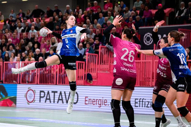 Handball: Bundesliga Frauen, TuS Metzingen - HSG Blomberg-Lippe v.li. Nieke Kühne Kuehne (Blomberg), Svenja Huebner Hübner (Metzingen), Gabriela Clausson Bitolo (Metzingen), Maxi Muehlner (Blomberg) Tuebingen Paul-Horn Arena Baden-Württemberg Deutschland