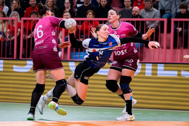 Handball: Bundesliga Frauen, TuS Metzingen - HSG Blomberg-Lippe v.li. Svenja Huebner Hübner (Metzingen), Nieke Kühne Kuehne (Blomberg) Tuebingen Paul-Horn Arena Baden-Württemberg Deutschland
