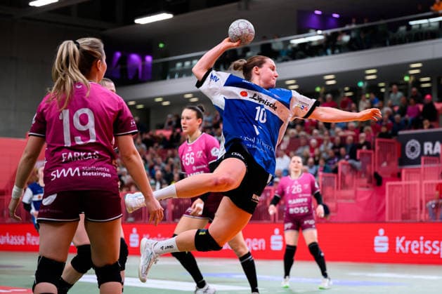 Handball: Bundesliga Frauen, TuS Metzingen - HSG Blomberg-Lippe v.li. Johanna Farkas (Metzingen), Maxi Muehlner (Blomberg) Tuebingen Paul-Horn Arena Baden-Württemberg Deutschland