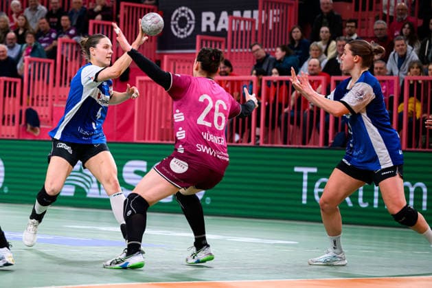 Handball: Bundesliga Frauen, TuS Metzingen - HSG Blomberg-Lippe v.li. Andrea Jacobsen (Blomberg), Svenja Huebner Hübner (Metzingen), Maxi Muehlner (Blomberg) Tuebingen Paul-Horn Arena Baden-Württemberg Deutschland