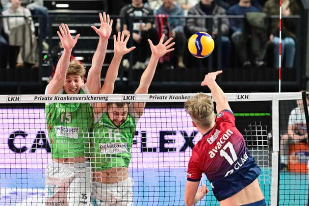 Sport Bilder des Tages GER; 1.VBL, SVG Lueneburg vs TSV Haching Muenchen 14.01.2026, LKH Arena, Lueneburg, GER; 1. VBL, SVG Lueneburg vs TSV Haching Muenchen im Bild Axel Valentin Enlund (lLueneburg 17) versucht sich gegenakub Klajmon (Haching 15) und Noel Simon Jakob Krassnig (Haching 12) durchzusetzen *** GER 1 VBL, SVG Lueneburg vs TSV Haching Muenchen 14 01 2026, LKH Arena, Lueneburg, GER 1 VBL, SVG Lueneburg vs TSV Haching Muenchen in the picture Axel Valentin Enlund lLueneburg 17 tries to assert himself againstakub Klajmon Haching 15 and Noel Simon Jakob Krassnig Haching 12 nordphotoxGmbH xWitke nph00002