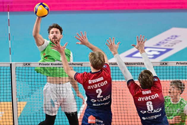 GER; 1.VBL, SVG Lueneburg vs TSV Haching Muenchen 14.01.2026, LKH Arena, Lueneburg, GER; 1. VBL, SVG Lueneburg vs TSV Haching Muenchen im Bild Daniel Gruvaeus (lLueneburg 02) und Jackson Clifford Howe (Lueneburg 06) versuchen sich gegen Marko Milovanovic (Haching 11) durchzusetzen