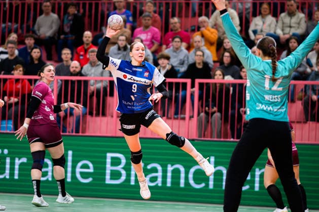 Handball: Bundesliga Frauen, TuS Metzingen - HSG Blomberg-Lippe v.li. Nieke Kühne Kuehne (Blomberg), Torhueterin Marie Weiss (Metzingen) Tuebingen Paul-Horn Arena Baden-Württemberg Deutschland