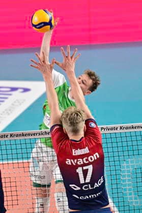 GER; 1.VBL, SVG Lueneburg vs TSV Haching Muenchen 14.01.2026, LKH Arena, Lueneburg, GER; 1. VBL, SVG Lueneburg vs TSV Haching Muenchen im Bild Axel Valentin Enlund (Lueneburg 17) versucht sich gegen Florian Krenkel (Haching 05) ) durchzusetzen