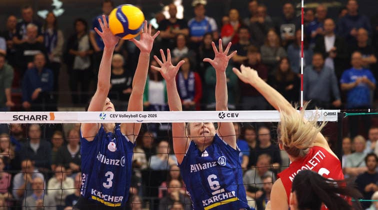14.01.2026, Deutschland, Stuttgart Volleyball Allianz MTV Stuttgart vs. THY Istanbul, v.l. Jsmine Gross, Antonia Stautz (Stuttgart) , Anna Nicoletti (Istanbul)