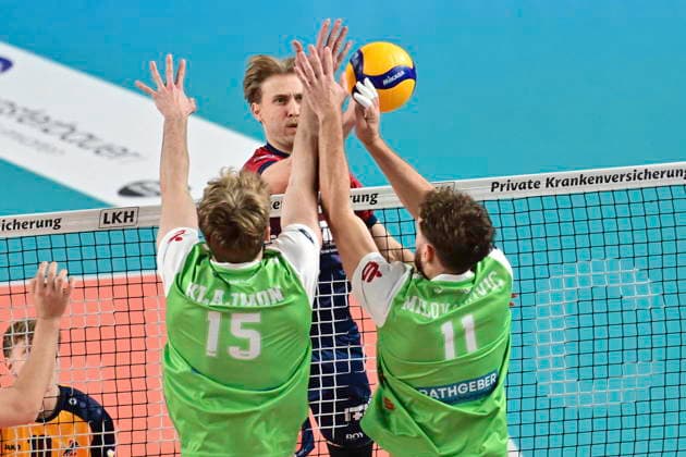 GER; 1.VBL, SVG Lueneburg vs TSV Haching Muenchen 14.01.2026, LKH Arena, Lueneburg, GER; 1. VBL, SVG Lueneburg vs TSV Haching Muenchen im Bild Daniel Gruvaeus (lLueneburg 02) versuchen sich gegen Jakub Klajmon (Haching 15) und Marko Milovanovic (Haching 11) durchzusetzen