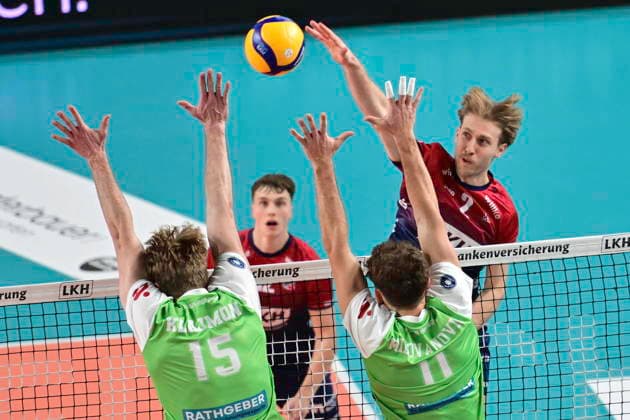 GER; 1.VBL, SVG Lueneburg vs TSV Haching Muenchen 14.01.2026, LKH Arena, Lueneburg, GER; 1. VBL, SVG Lueneburg vs TSV Haching Muenchen im Bild Daniel Gruvaeus (lLueneburg 02) versuchen sich gegen Jakub Klajmon (Haching 15) und Marko Milovanovic (Haching 11) durchzusetzen