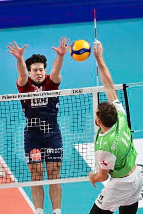 GER; 1.VBL, SVG Lueneburg vs TSV Haching Muenchen 14.01.2026, LKH Arena, Lueneburg, GER; 1. VBL, SVG Lueneburg vs TSV Haching Muenchen im Bild Ethan Champlin (Lueneburg 20) versucht sich gegen Marko Milovanovi (Haching 11) durchzusetzen