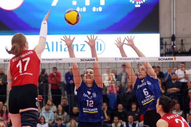 14.01.2026, Deutschland, Stuttgart Volleyball Allianz MTV Stuttgart vs. THY Istanbul, v.l. Julia Isabelle Bergmann (Istanbul), Lucia Varela Gomez, Antonia Stautz (Stuttgart)