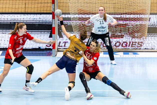 14.01.2026, GER, Handball, Frauen, Saison 2025 2026, Alsco 1.Bl, 13.Spieltag, Thueringer HC - Buxtehuder SV Isabelle Doelle (Buxtehuder SV), Anika Niederwieser (Thueringer HC,14) 99947 Bad Langensalza Salza Halle Sporthalle Mehrz Thüringen Deutschland