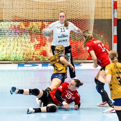 14.01.2026, GER, Handball, Frauen, Saison 2025 2026, Alsco 1.Bl, 13.Spieltag, Thueringer HC - Buxtehuder SV Johanna Andresen (Buxtehuder SV), Luca Farago (Thueringer HC,19) 99947 Bad Langensalza Salza Halle Sporthalle Mehrz Thüringen Deutschland